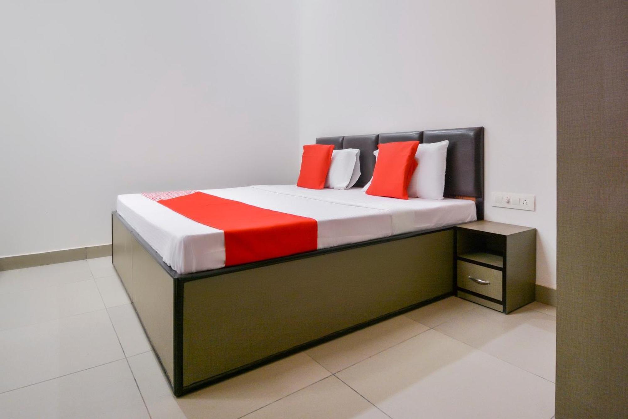 Hotel O White Solitaire Ludhiana Exterior foto